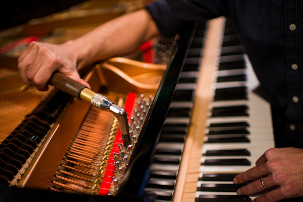 настройщик пианино. настройщик музыкальных инструментов. инструменты настройщика фортепиано. настройщик музыкальных инструментов. настройщик музыкальных инструментов.